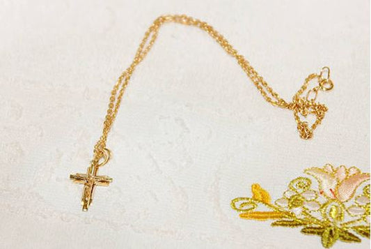 Gold Kreuz mit Kette: Ein zeitloses Symbol der Spiritualität und Eleganz