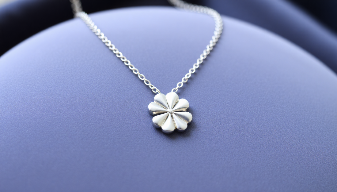 Entdecke die Eleganz der Clover Kette